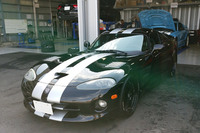 納車のまさにその日、クルマ屋さんの軒先で、スマホで撮影した一枚。このころは連載エッセイを書くなんて思ってもおらなんだ。