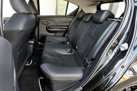 「アクアG“G's”」のインテリアには、各所にシルバーのステッチが施され、スポーティーさが演出されている。