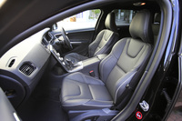 「V60 D4 R-DESIGN」のフロントシート。シートヒーターが標準装備となる。