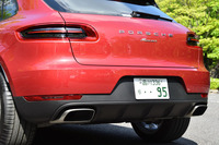 「918スパイダー」にインスパイアされたというテールライトは立体的なフォルムが特徴。輝度が高く応答性に優れるLEDが採用されている。