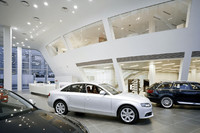 店内の様子。最大12台の新型車が展示される。