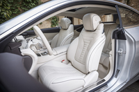 たっぷりとしたサイズのフロントシートは、柔らかく体を支え、同時に自然なドライビングポジションをもたらす。