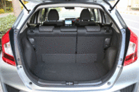 荷室の容量は、フル乗車時で363リッターが確保される。6：4分割可倒式の後席を前方に倒せば、より大きな荷物にも対応可能だ。（写真をクリックするとシートの倒れるさまが見られます）
    