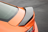 高速走行時のダウンフォースを高めるアクティブリアウイング。車速が80km/h（エコモード選択時は130km/h）を超えると上昇し、40km/h以下に下がると収納される。