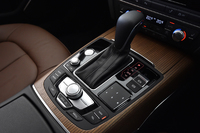 試乗車には「ビューフォートウォールナット」と呼ばれる明るいブラウンのウッドパネルがあしらわれていた。
    