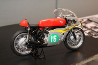 タミヤのもうひとつの目玉が、1/12の1966年「ホンダRC166」。今年、二輪世界ロードレースGP参戦50周年を迎えたホンダが、66年に5クラス（50、125、250、350、500）を完全制覇した際の中心となった、空冷並列6気筒DOHC250ccエンジンを積んだマシン。天才ライダー、マイク・ヘイルウッドが駆り、10戦10勝した。「プラスチック成型の限界に挑戦した」という直径0.4mmのスポークをはじめ、各部を精密に再現。金属製のディテールアップパーツとともに、12月発売予定。価格は5460円。