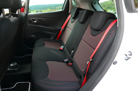 こちらは後席。前席とも、シートベルトはオレンジ色で統一。