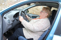 ジョヴァンナさん、ドライバーズシートに収まるの図。