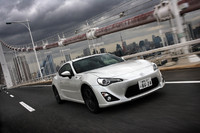 サスペンションは前がマクファーソンストラット、後がダブルウィッシュボーン。前後の重量配分は53：47とされた。