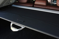 トノカバーのグリップは金属製。