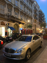 先代「メルセデス・ベンツSクラス」。イタリアではなかなか見られないビッグカーも、この街ではたびたび見かけるところに、活気づく経済を感じる。