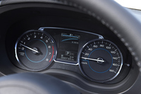 メーターは、速度計、エンジン回転計ともに、指針のスタート位置が水平となった。