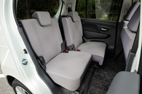 「ワゴンR」は、軽トールワゴンとしては珍しく、リアシートに左右個別スライド機構を備えている。