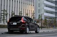 テスト車のデータ
    ボルボXC60 T5 SE（FF/8AT）
    ボディーサイズ：全長×全幅×全高＝4645×1890×1715mm
    ホイールベース：2775mm
    車重：1790kg
    駆動方式：FF
    エンジン：2リッター直4 DOHC 16バルブターボ
    トランスミッション：8段AT
    エンジン最高出力：245ps（180kW）/5500rpm
    エンジン最大トルク：35.7kgm（350Nm）/1500-4800rpm
    タイヤ：（前）235/60R18 108V／（後）235/60R18 108V（コンチネンタル・コンチエココンタクト5）
    燃費：13.6km/リッター（JC08モード）
    車両本体価格：574万9714円（消費税8％含む）
    