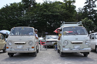 ある旧車イベントにサンバー仲間と参加したオーナーのK氏（左）。クルマは2台とも1968年式「サンバー・ライトバン」だが、K氏が乗っているのは北米輸出用の左ハンドル仕様。オーバーライダー付きのバンパー、アンバーのウインカーレンズ、「Sambar」ではなく「Subaru」のエンブレム、リアサイドのリフレクターなどが国内用との識別点である。