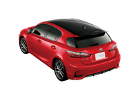 ボディーカラーでは高明度・高彩度な新色「マダーレッド」が加わり、全11色の設定となった。写真は「CT200h“Fスポーツ”」。（写真＝トヨタ自動車）