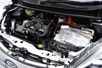 1.5リッター直4エンジンにモーターを組み合わせた、ハイブリッド車のパワーユニット。JC08モードの燃費値は27.2km/リッター。
