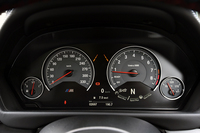 計器盤は大小4つのアナログメーターで構成される。中央にはマルチインフォメーションディスプレイも。