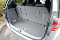 写真をクリックするとサードシートが床下に格納されるさまが見られます。