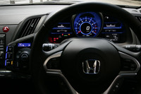 写真は「NORMAL／ECON」モード時のメーターパネル。低燃費走行に近くなるほどにスピードメーター外周の照明が青から緑へと変化する。「SPORT」モード時は赤に変わる。