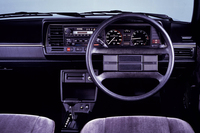 1984年「日産フォルクスワーゲン・サンタナ」（M30型）。ウィンカーレバーは、右ハンドルにもかかわらず、左側に付いていた。