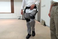 足踏みや、何歩か歩く動作をするとモーターに内蔵された角度センサーが股関節の動きを検知し、その人にあった歩行タイミングでモーターを駆動する。