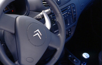 写真をクリックするとステアリングホイールの裏にあるパドルシフトが見られます。