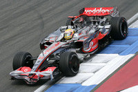 ハミルトンに敵なし。ピットインのタイミングで終盤5位まで順位を落としたが、見事にコース上でオーバーテイクし2連勝。チャンピオンシップでも単独トップに立った。（写真＝Mercedes Benz）