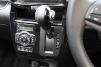 空調のコントローラーやシフトセレクターが配置されたセンタークラスター。色は標準車ではシルバーとなるのに対し、「バンディット」ではピアノブラックとなっている。