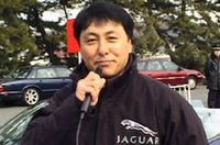 
	（上の写真）XKR コンバーチブル
	（下の写真）ジャガージャパン広報室の、奥津敏也マネージャー
	 