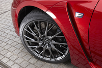 
	「RC F」用の19インチ鍛造アルミホイールは、全部で4種類が用意される。ホイールハウス後方に設けられるエアアウトレットは、操縦安定性にも寄与するという。
	
