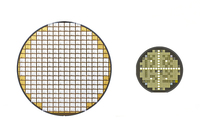 従来のシリコンパワー半導体（左）とSiCパワー半導体（右）のウェーハ。