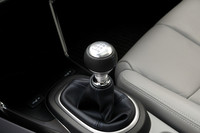 マニュアルトランスミッションが選べるのも「CR-Z」の大きな特徴。「スッと動きカチッと納まるフィーリング」をウリとする。