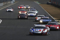 GT500クラスのスタートシーン。先頭をゆくのは、ポールポジションからスタートしたNo.18 ウイダー HSV-010。そのまま完勝といえるレース展開となった。