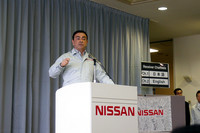 いわき工場の社員約300名を前に、挨拶を述べるカルロス・ゴーン社長。
