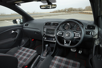 天井やピラー、ドアの内張りまでブラックで統一されたインテリア。ステアリングホイールなど、各所に赤のステッチが施されている。
    