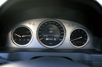 旧型は速度計と回転計が中央にふたつ並んでいたが、今回から中央に大きな速度計が鎮座し、回転計は脇に添えられる形になった。
