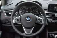 ステアリングフィールを向上させるため、ピニオンギアをシングルにしたりギアレシオをクイックにしたりと、さまざまな工夫を採用。電子制御プログラムによるフィーリングの演出も一役買っているのだとか。