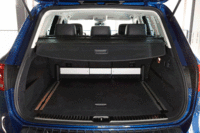荷室の容量は、標準の状態で580リッター。後席を前方にスライドさせたり倒したりすることで、最大1642リッターにまで拡大できる。用途にあわせて空間を仕切る「ラゲージマネージメントシステム」も備わる。（写真をクリックすると荷室のアレンジが見られます）
    