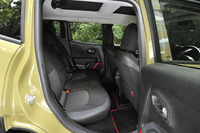 乗車定員は5人。後席には40：20：40の分割可倒機構が備わる。