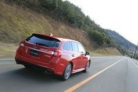 試乗コースとなったツインリンクもてぎの外周路を走る「レヴォーグ1.6GT-S EyeSight」。
    