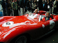 （上）21日明治神宮前をスタート。1日目は東京→猪苗代→裏磐梯のルートを走り、ホテル・グランデコにゴールする。4日間に1600kmを走るのは、クルマにとっても参加者にとっても過酷だ。カーナンバー1は、最古参の1926年ブガッティT35A。（下）1955年ミッレ・ミリアにメルセデス・ベンツ300SLRで最高記録で優勝を果たしたサー・スターリング・モスが夫人と参加した。