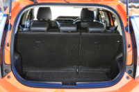 ラゲッジルームについては「アクア」から大きな変更はなし。後席を折りたたんでも、床には大きな段差が残る。（写真をクリックすると、シートの倒れる様子が見られます）
    