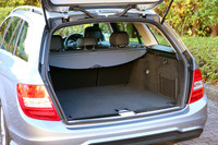 「C180 アバンギャルド」のラゲッジルーム。容量は、5名乗車時で450リッターを確保。後席を倒すことで、最大1465リッターまで拡大することができる。