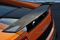 固定式のカーボン製リアウイングは74万250円のオプション。中央部に32万2350円のリアビューカメラが付く。ウイングまわりだけで100万円超！