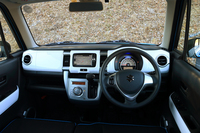 インテリアには、光沢のある樹脂パネルがアクセントとして使われる。
    