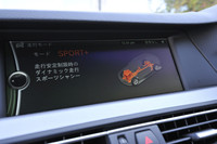 走行性能を統合制御する「ドライビングパフォーマンスコントロール」も標準装備。「ダイナミックダンピングコントロール」を選択すると「コンフォートプラス」モードが追加される。（写真は走りを優先させるスポーツプラスモード）