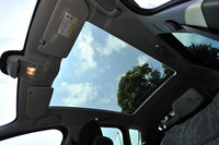 標準装備のパノラミックガラスルーフには、日差しを遮るサンシェード（電動）も備わる。