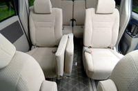 セカンドシートのセンターを跳ね上げれば、3列シートへの移動が便利。