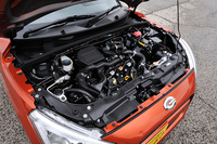 先代の直4から直3へと変更になった660ccのエンジンは64psと9.4kgmを発生する。